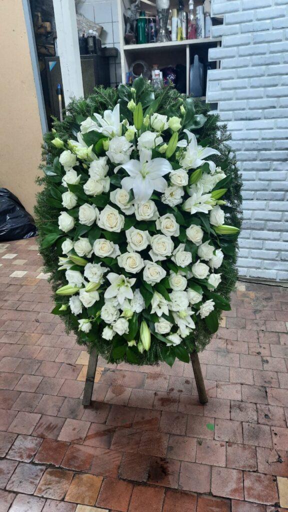 Венок из живых цветов 42